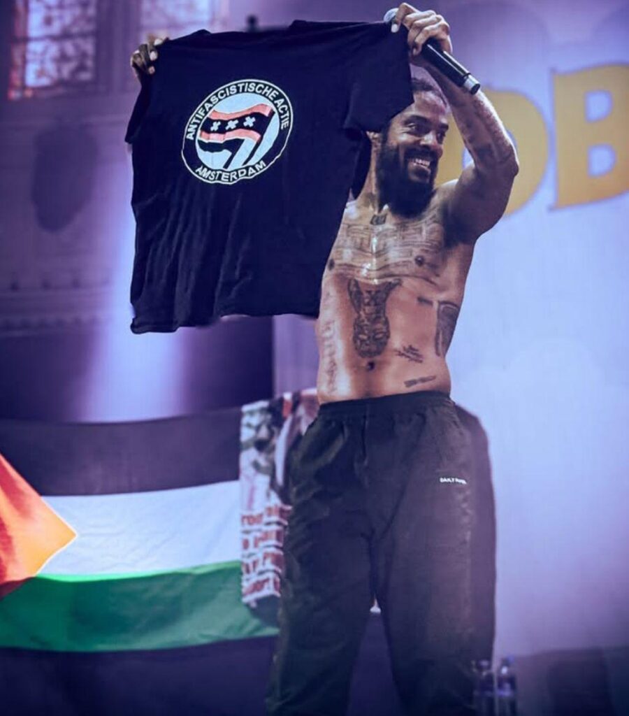 Bobby Vylan toont het AFAA T-Shirt op het podium van Paradiso tijdens zijn concert in september 2025.